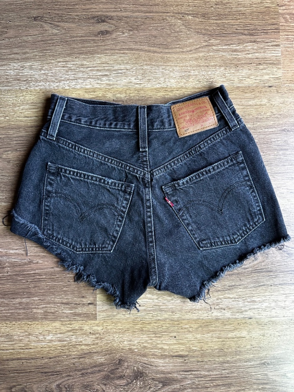 Levi Shorts - Picture 2 of 4